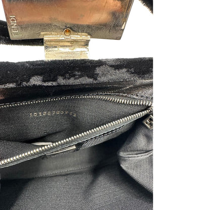 Interno di una borsa Fendi realizzata in velluto nero, con manico leggermente regolabile e con parti metalliche oro e argento. Iconico logo con doppie F come chiusura. Indossabile a spalla. Munita di dustbag.