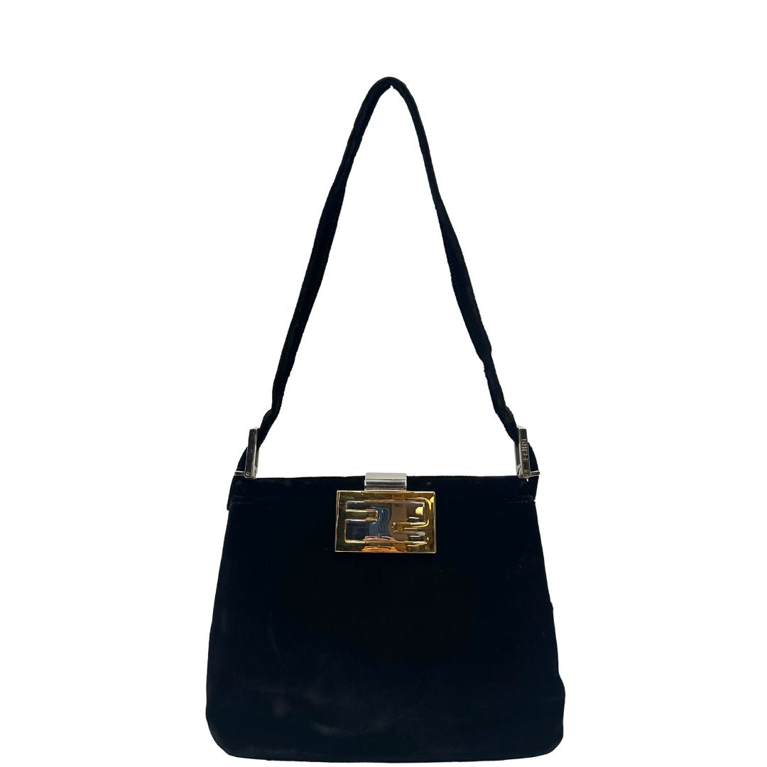 Front di una borsa Fendi realizzata in velluto nero, con manico leggermente regolabile e con parti metalliche oro e argento. Iconico logo con doppie F come chiusura. Indossabile a spalla. Munita di dustbag.