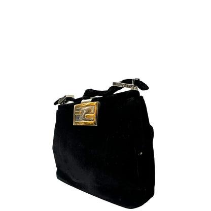 Laterale destro di una borsa Fendi realizzata in velluto nero, con manico leggermente regolabile e con parti metalliche oro e argento. Iconico logo con doppie F come chiusura. Indossabile a spalla. Munita di dustbag.