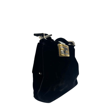 Laterale sinistro di una borsa Fendi realizzata in velluto nero, con manico leggermente regolabile e con parti metalliche oro e argento. Iconico logo con doppie F come chiusura. Indossabile a spalla. Munita di dustbag.