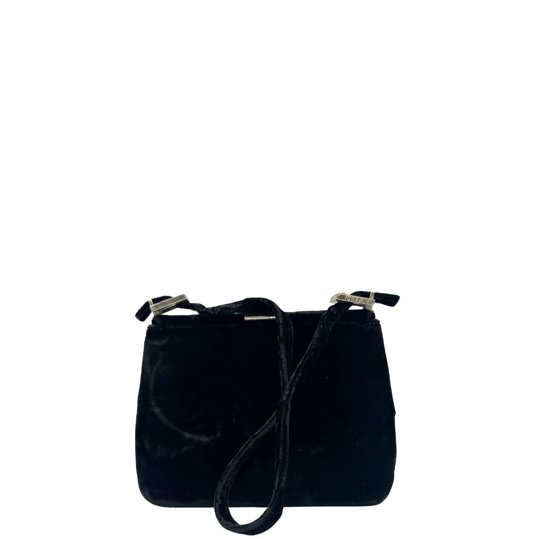 Retro di una borsa Fendi realizzata in velluto nero, con manico leggermente regolabile e con parti metalliche oro e argento. Iconico logo con doppie F come chiusura. Indossabile a spalla. Munita di dustbag.