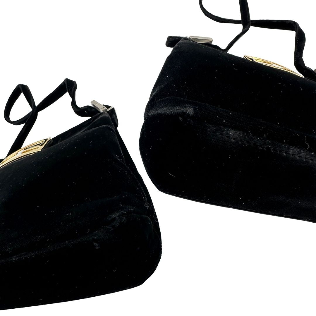 Angoli di una borsa Fendi realizzata in velluto nero, con manico leggermente regolabile e con parti metalliche oro e argento. Iconico logo con doppie F come chiusura. Indossabile a spalla. Munita di dustbag.