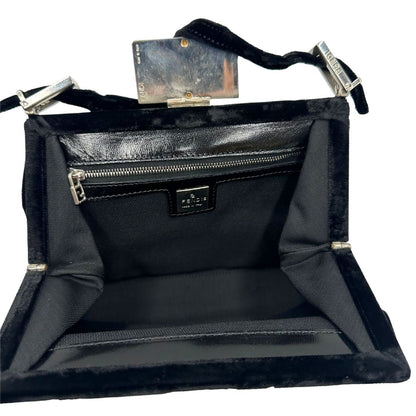 Interno di una borsa Fendi realizzata in velluto nero, con manico leggermente regolabile e con parti metalliche oro e argento. Iconico logo con doppie F come chiusura. Indossabile a spalla. Munita di dustbag.