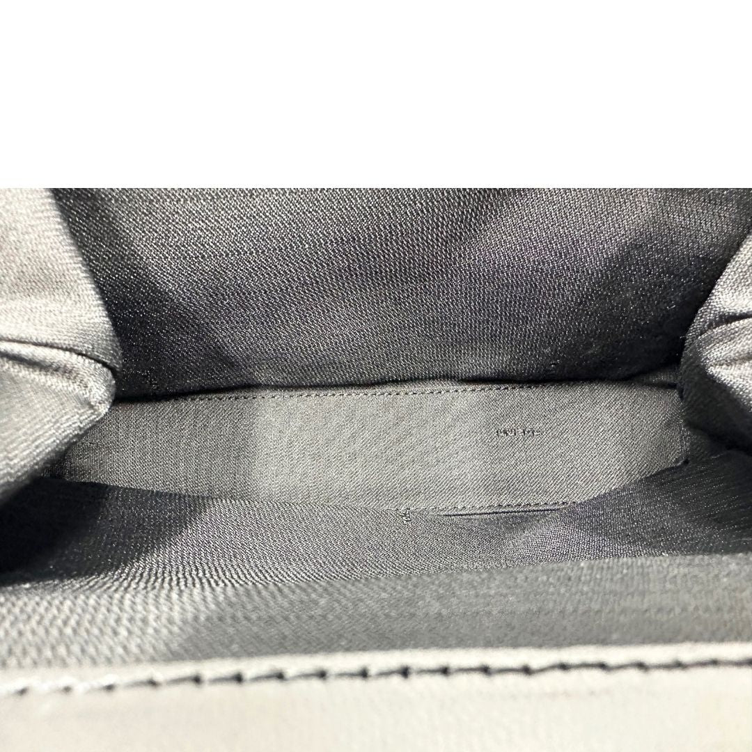 Interno di una borsa Fendi realizzata in velluto nero, con manico leggermente regolabile e con parti metalliche oro e argento. Iconico logo con doppie F come chiusura. Indossabile a spalla. Munita di dustbag.