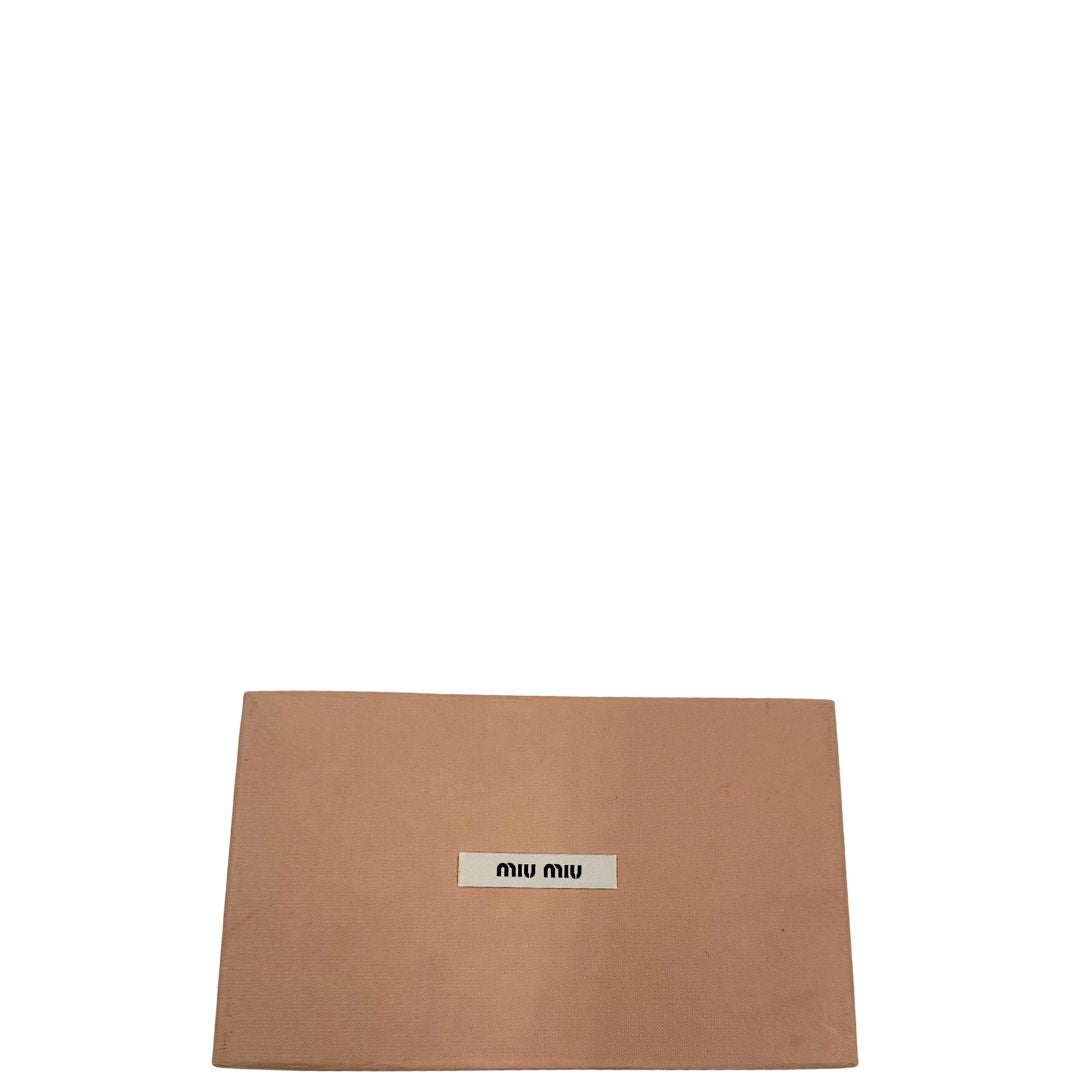 Portafoglio Miu Miu in pelle sulle tonalità del rosa e parti metalliche argentate. Munito di scatola, di lusso, usato, originale, ottime condizioni.