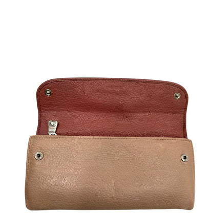 Portafoglio Miu Miu in pelle sulle tonalità del rosa e parti metalliche argentate. Munito di scatola, di lusso, usato, originale, ottime condizioni.