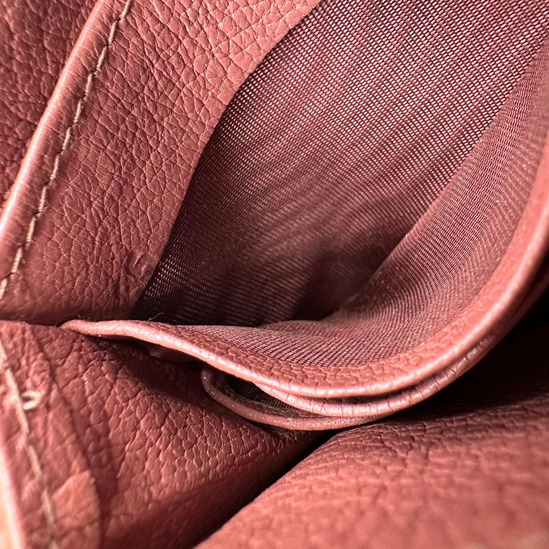 Portafoglio Miu Miu in pelle sulle tonalità del rosa e parti metalliche argentate. Munito di scatola, di lusso, usato, originale, ottime condizioni.