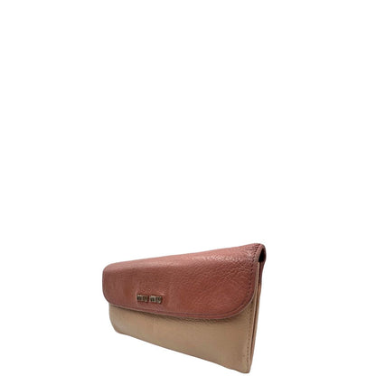 Portafoglio Miu Miu in pelle sulle tonalità del rosa e parti metalliche argentate. Munito di scatola, di lusso, usato, originale, ottime condizioni.