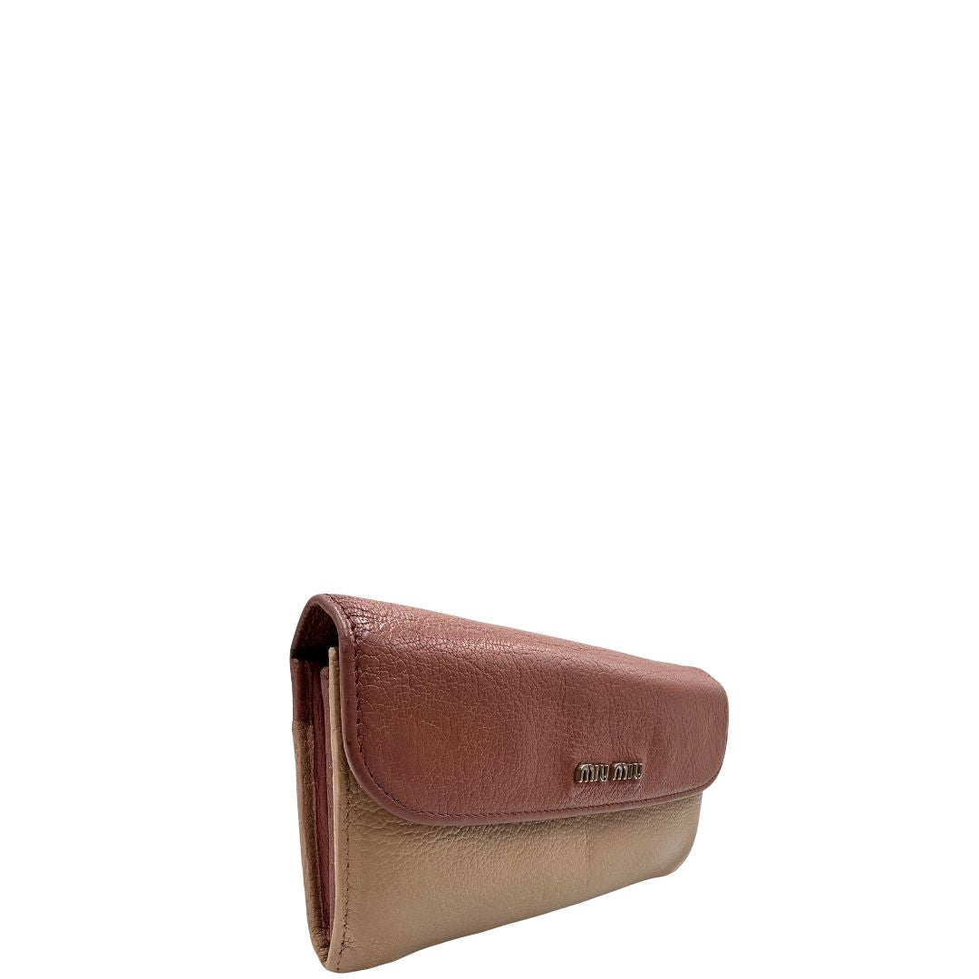 Portafoglio Miu Miu in pelle sulle tonalità del rosa e parti metalliche argentate. Munito di scatola, di lusso, usato, originale, ottime condizioni.