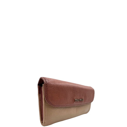 Portafoglio Miu Miu in pelle sulle tonalità del rosa e parti metalliche argentate. Munito di scatola, di lusso, usato, originale, ottime condizioni.