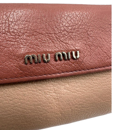 Portafoglio Miu Miu in pelle sulle tonalità del rosa e parti metalliche argentate. Munito di scatola, di lusso, usato, originale, ottime condizioni.
