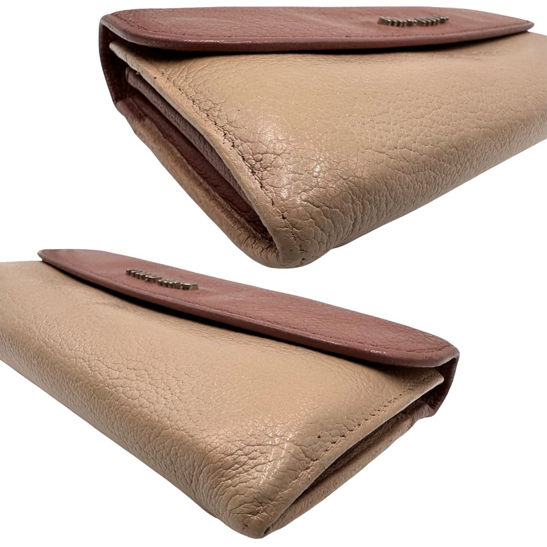 Portafoglio Miu Miu in pelle sulle tonalità del rosa e parti metalliche argentate. Munito di scatola, di lusso, usato, originale, ottime condizioni.