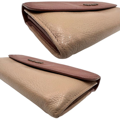 Portafoglio Miu Miu in pelle sulle tonalità del rosa e parti metalliche argentate. Munito di scatola, di lusso, usato, originale, ottime condizioni.