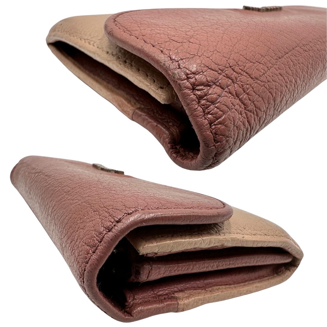 Portafoglio Miu Miu in pelle sulle tonalità del rosa e parti metalliche argentate. Munito di scatola, di lusso, usato, originale, ottime condizioni.