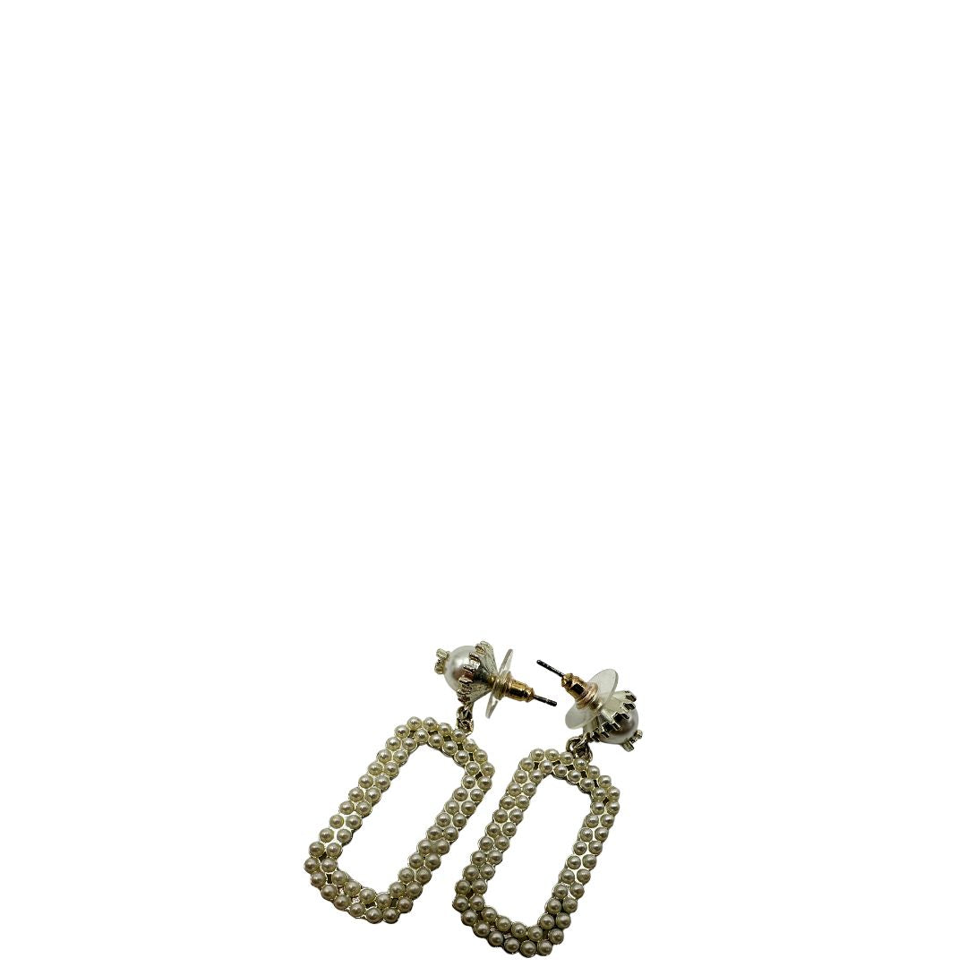Orecchini Chanel dal design rettangolare pendente composto da piccole perle disposte in doppia fila. La parte superiore è decorata da una perla più grande con il logo CC in metallo. Full set.