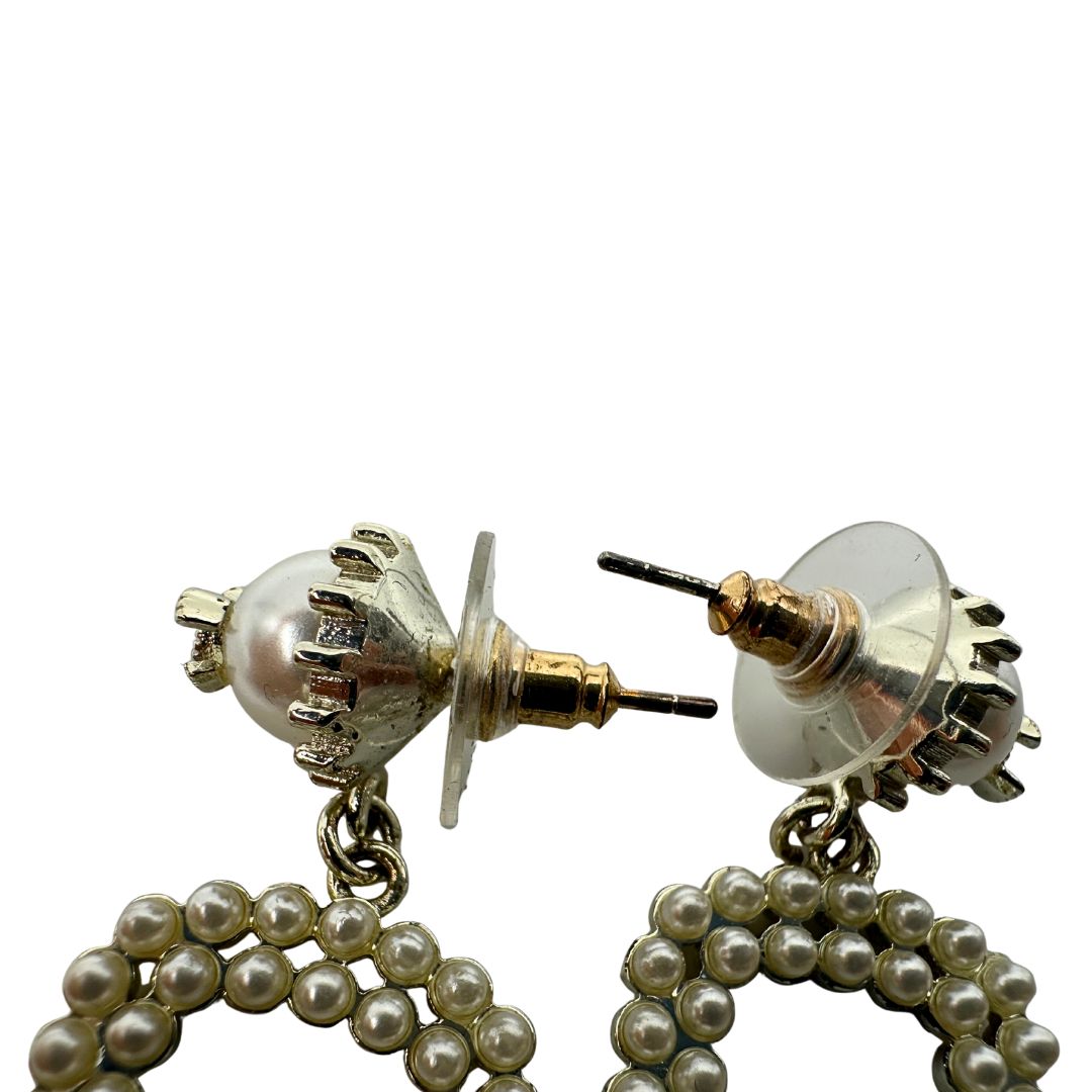 Orecchini Chanel dal design rettangolare pendente composto da piccole perle disposte in doppia fila. La parte superiore è decorata da una perla più grande con il logo CC in metallo. Full set.