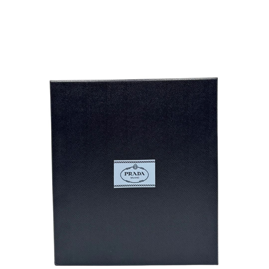 Scatola di una borsa a tracolla Prada in pelle rossa, munita di una tracolla in catena e pelle amovibile e regolabile.