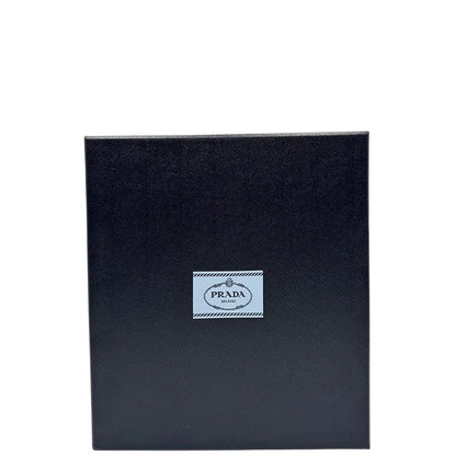 Scatola di una borsa a tracolla Prada in pelle rossa, munita di una tracolla in catena e pelle amovibile e regolabile.