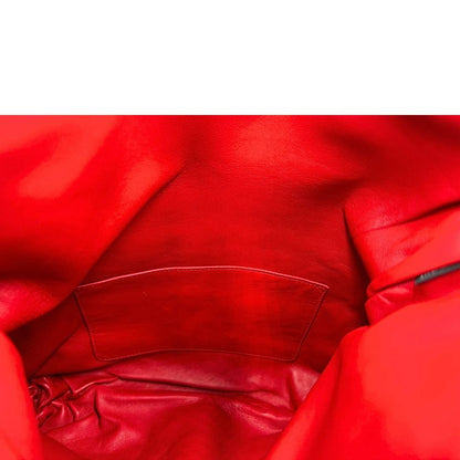 Interno di una borsa a tracolla Prada in pelle rossa, munita di una tracolla in catena e pelle amovibile e regolabile. Completa di scatola.