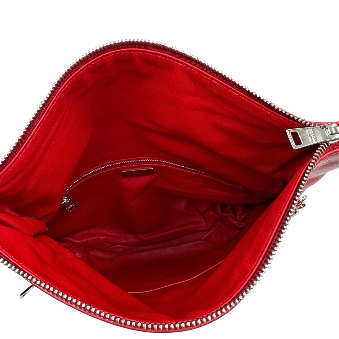 Interno di una borsa a tracolla Prada in pelle rossa, munita di una tracolla in catena e pelle amovibile e regolabile. Completa di scatola.
