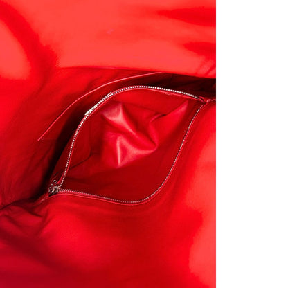 Interno di una borsa a tracolla Prada in pelle rossa, munita di una tracolla in catena e pelle amovibile e regolabile. Completa di scatola.