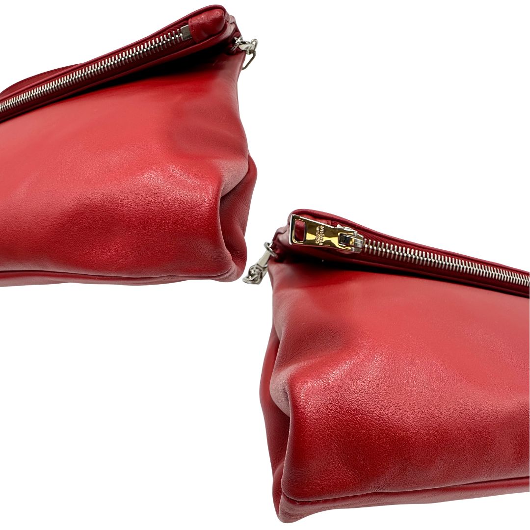 Angoli di una borsa a tracolla Prada in pelle rossa, munita di una tracolla in catena e pelle amovibile e regolabile. Completa di scatola.