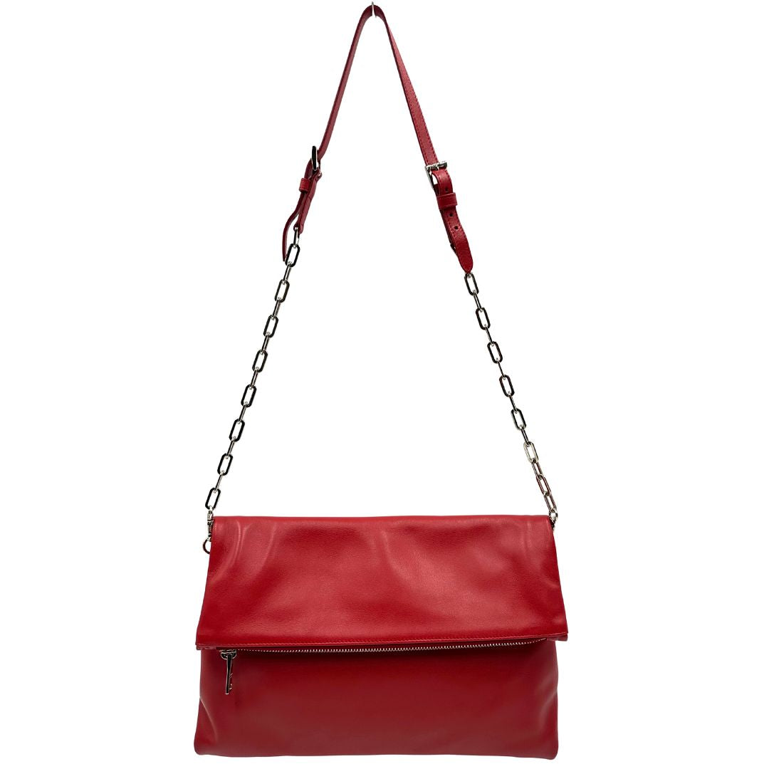 Front di una borsa a tracolla Prada in pelle rossa, munita di una tracolla in catena e pelle amovibile e regolabile. Completa di scatola.