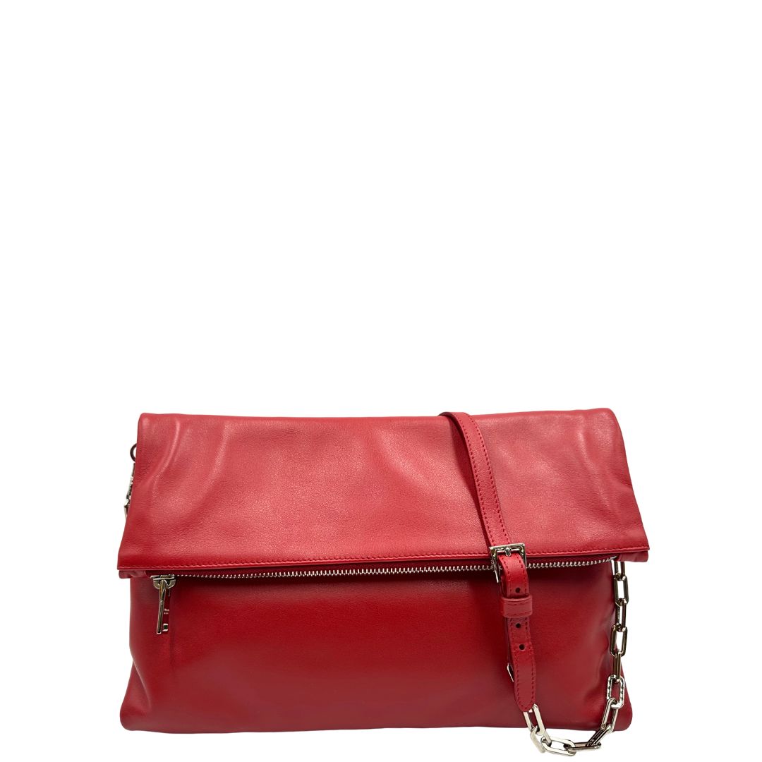 Front di una borsa a tracolla Prada in pelle rossa, munita di una tracolla in catena e pelle amovibile e regolabile. Completa di scatola.