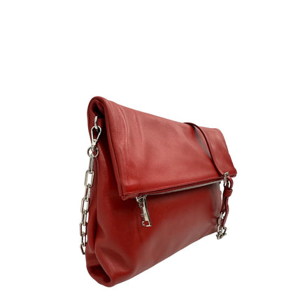 Laterale sinistro di una borsa a tracolla Prada in pelle rossa, munita di una tracolla in catena e pelle amovibile e regolabile. Completa di scatola.