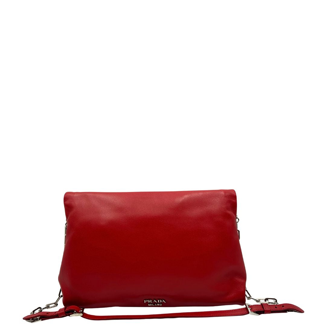 Retro di una borsa a tracolla Prada in pelle rossa, munita di una tracolla in catena e pelle amovibile e regolabile. Completa di scatola.