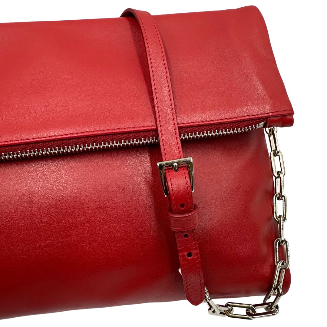 Tracolla di una borsa a tracolla Prada in pelle rossa, munita di una tracolla in catena e pelle amovibile e regolabile. Completa di scatola.