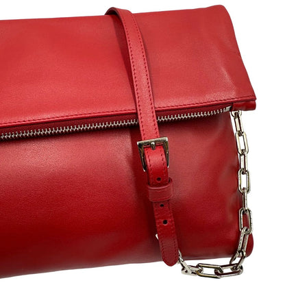 Tracolla di una borsa a tracolla Prada in pelle rossa, munita di una tracolla in catena e pelle amovibile e regolabile. Completa di scatola.