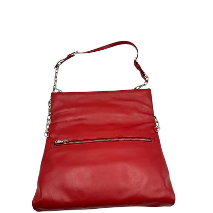 Retro di una borsa a tracolla Prada in pelle rossa, munita di una tracolla in catena e pelle amovibile e regolabile. Completa di scatola.