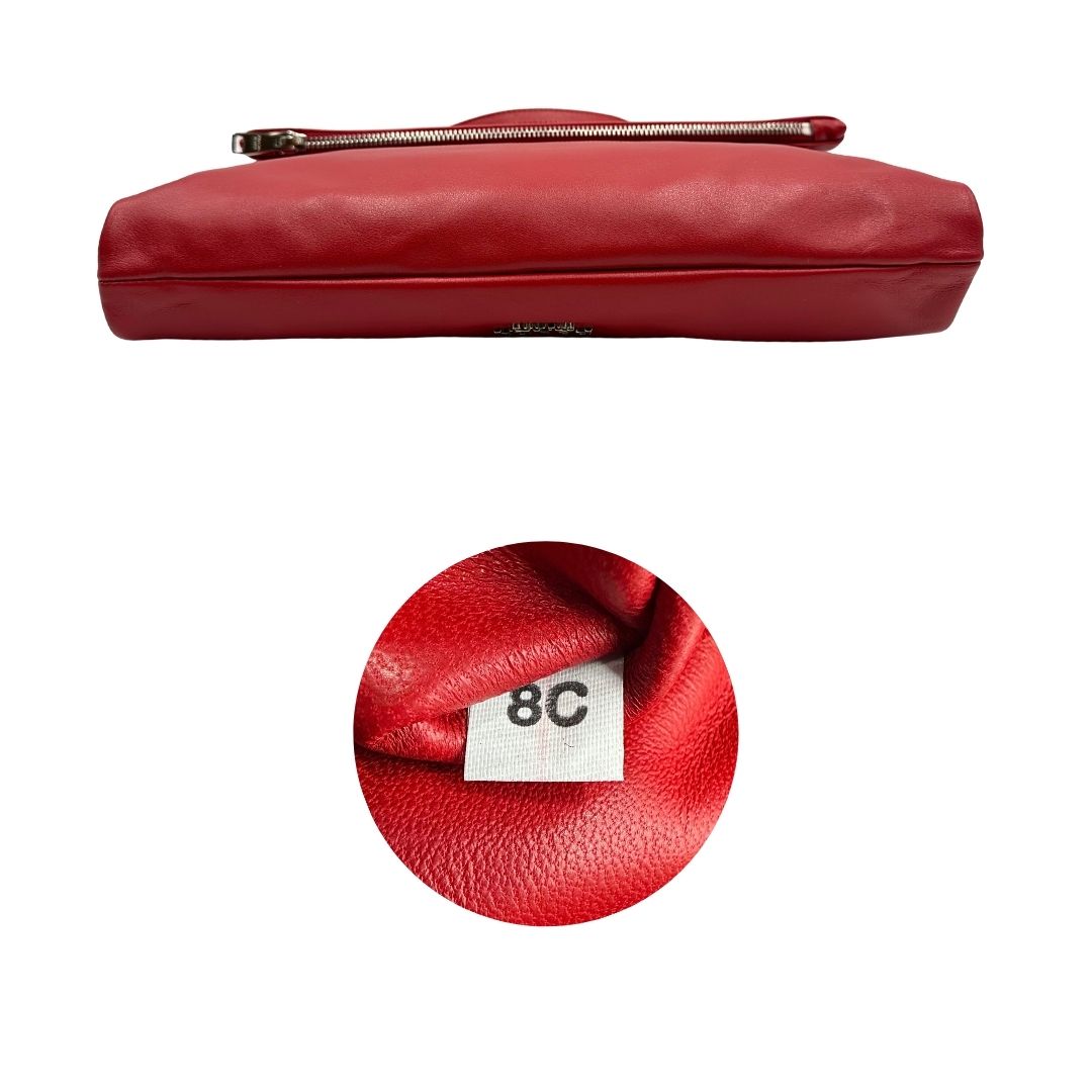 Base e codice di una borsa a tracolla Prada in pelle rossa, munita di una tracolla in catena e pelle amovibile e regolabile. Completa di scatola.