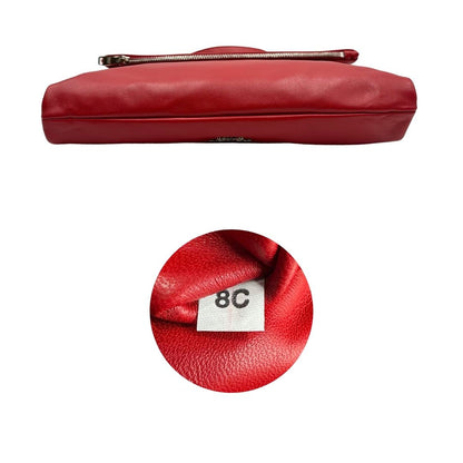 Base e codice di una borsa a tracolla Prada in pelle rossa, munita di una tracolla in catena e pelle amovibile e regolabile. Completa di scatola.