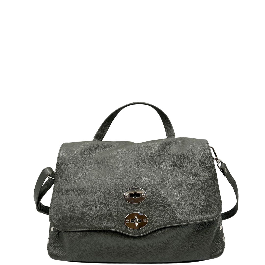 front Borsa Zanellato in pelle martellata color verde fango con parti metalliche argentate; munita di un manico singolo e una tracolla amovibile e regolabile. Completa di dustbag, di lusso, originale, ottime condizioni. 