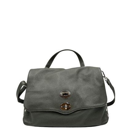 front Borsa Zanellato in pelle martellata color verde fango con parti metalliche argentate; munita di un manico singolo e una tracolla amovibile e regolabile. Completa di dustbag, di lusso, originale, ottime condizioni. 