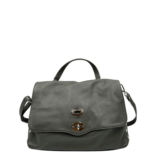 front Borsa Zanellato in pelle martellata color verde fango con parti metalliche argentate; munita di un manico singolo e una tracolla amovibile e regolabile. Completa di dustbag, di lusso, originale, ottime condizioni. 