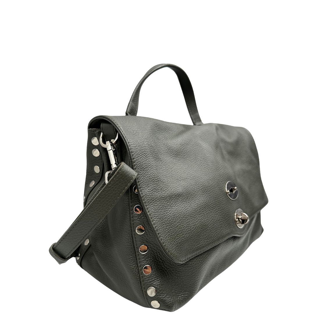 latyo Borsa Zanellato in pelle martellata color verde fango con parti metalliche argentate; munita di un manico singolo e una tracolla amovibile e regolabile. Completa di dustbag, di lusso, originale, ottime condizioni. 