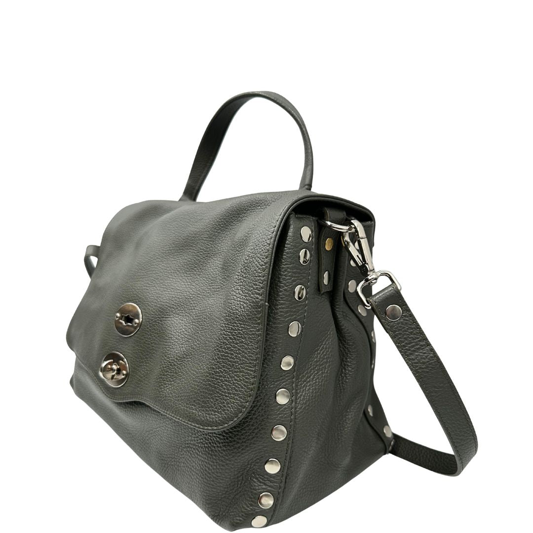 Borsa Zanellato in pelle martellata color verde fango con parti metalliche argentate; munita di un manico singolo e una tracolla amovibile e regolabile. Completa di dustbag, di lusso, originale, ottime condizioni.