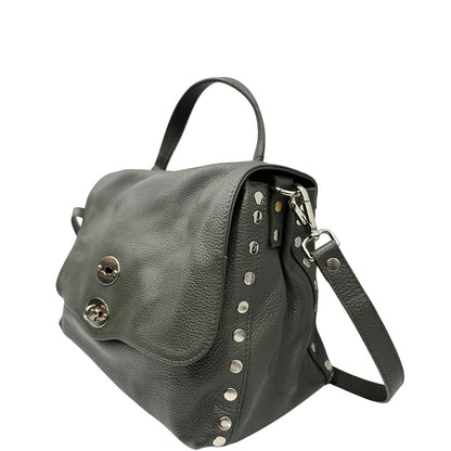 Borsa Zanellato in pelle martellata color verde fango con parti metalliche argentate; munita di un manico singolo e una tracolla amovibile e regolabile. Completa di dustbag, di lusso, originale, ottime condizioni.