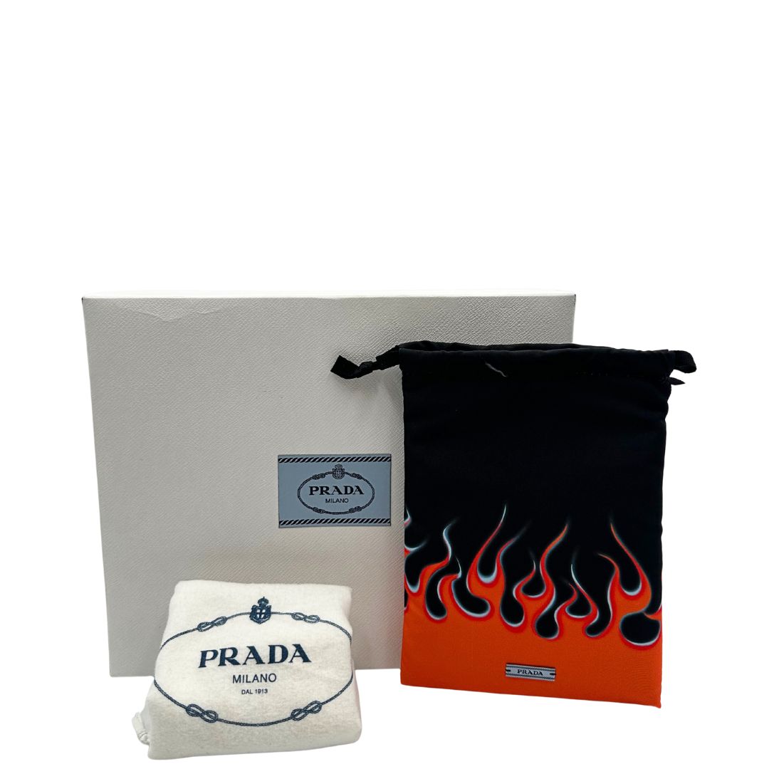 Corredo di una borsa Prada Re-Edition 2000 in econylon color bianco gesso con dettagli in pelle Saffiano tono su tono e parti metalliche argentate. 