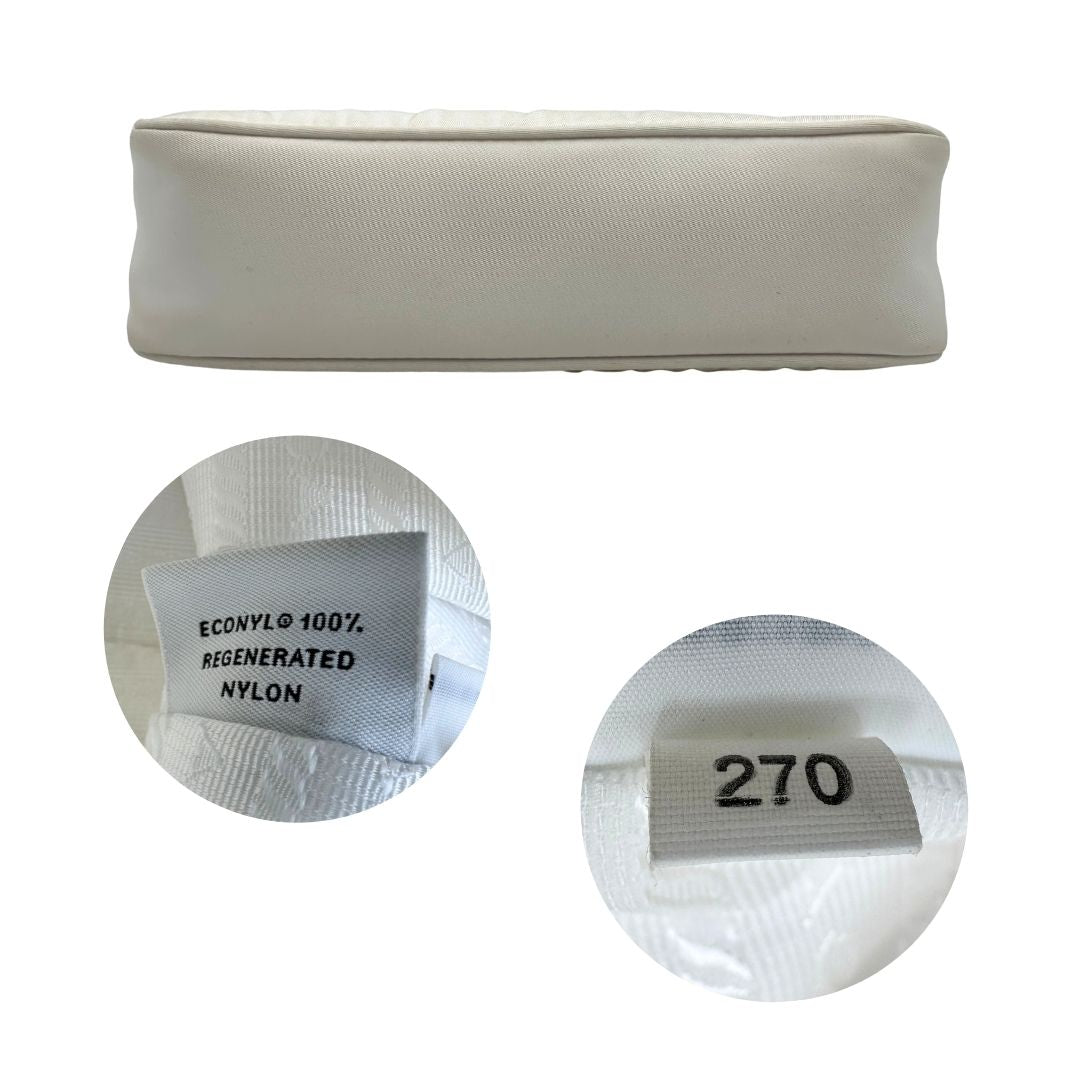 Base e codice di una borsa Prada Re-Edition 2000 in econylon color bianco gesso con dettagli in pelle Saffiano tono su tono e parti metalliche argentate. Completa di corredo.