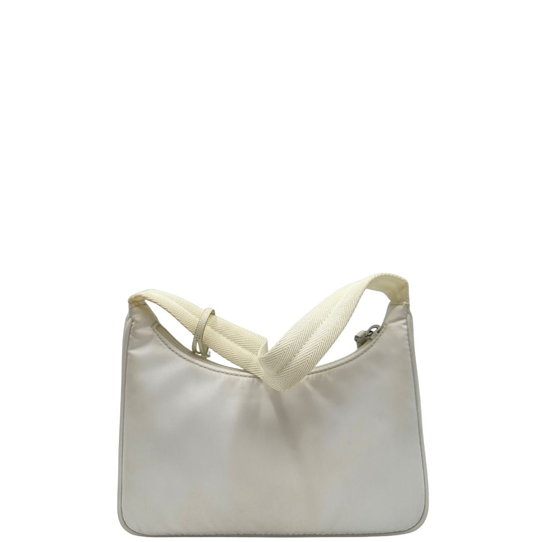 Retro di una borsa Prada Re-Edition 2000 in econylon color bianco gesso con dettagli in pelle Saffiano tono su tono e parti metalliche argentate. Completa di corredo.