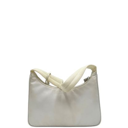 Retro di una borsa Prada Re-Edition 2000 in econylon color bianco gesso con dettagli in pelle Saffiano tono su tono e parti metalliche argentate. Completa di corredo.
