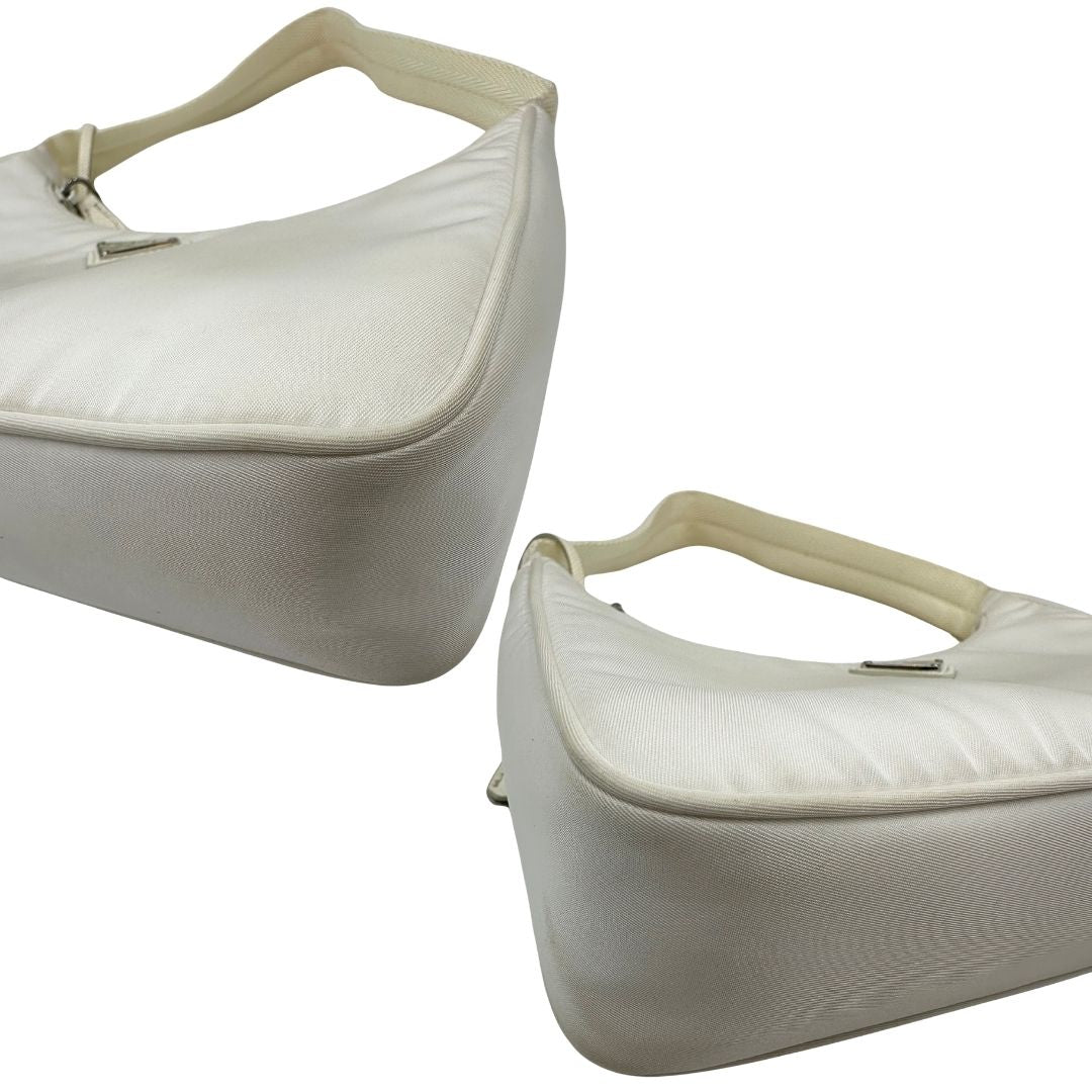 Angoli di una borsa Prada Re-Edition 2000 in econylon color bianco gesso con dettagli in pelle Saffiano tono su tono e parti metalliche argentate. Completa di corredo.