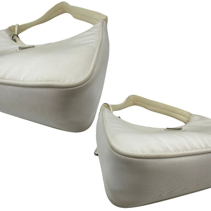 Angoli di una borsa Prada Re-Edition 2000 in econylon color bianco gesso con dettagli in pelle Saffiano tono su tono e parti metalliche argentate. Completa di corredo.