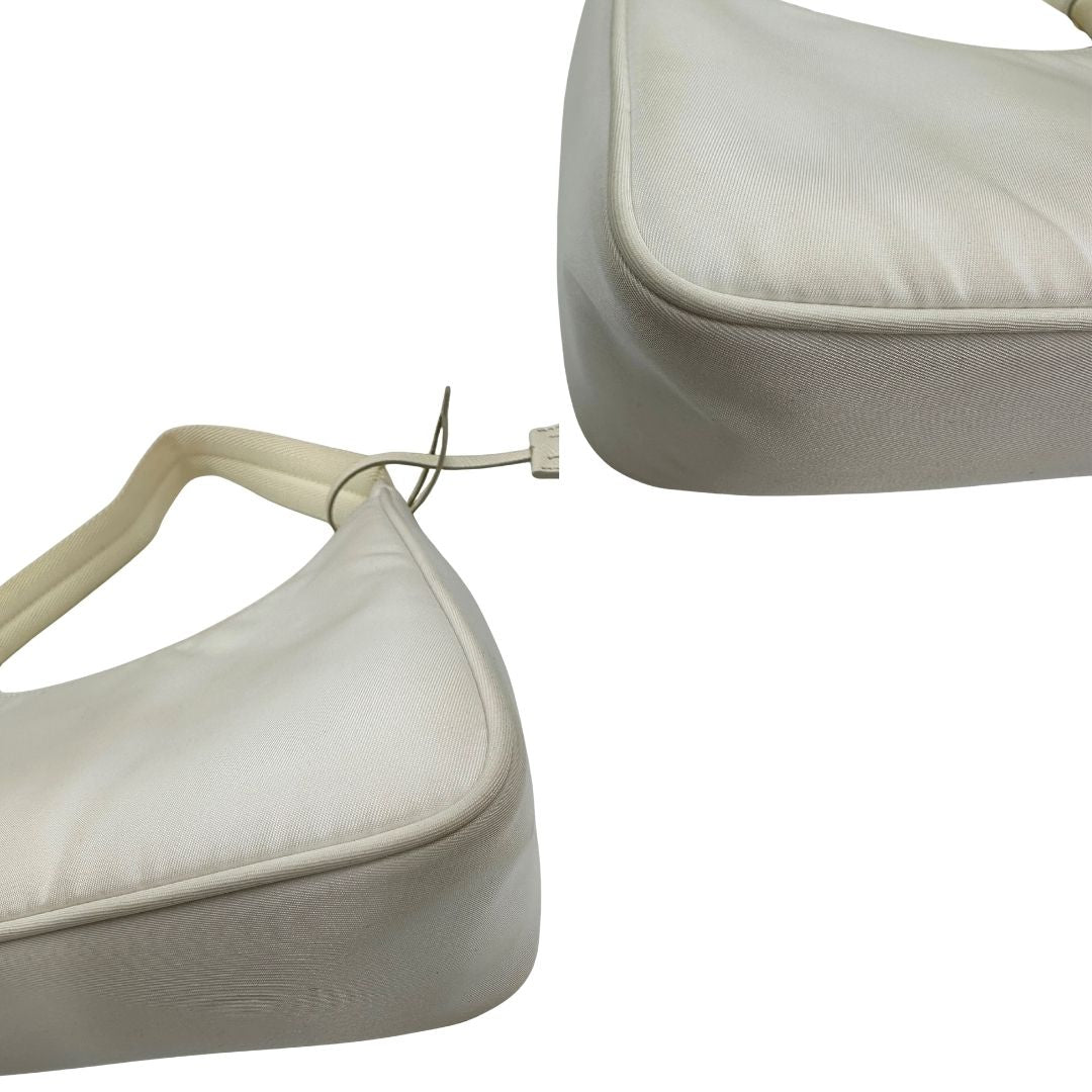 Angoli di una borsa Prada Re-Edition 2000 in econylon color bianco gesso con dettagli in pelle Saffiano tono su tono e parti metalliche argentate. Completa di corredo.