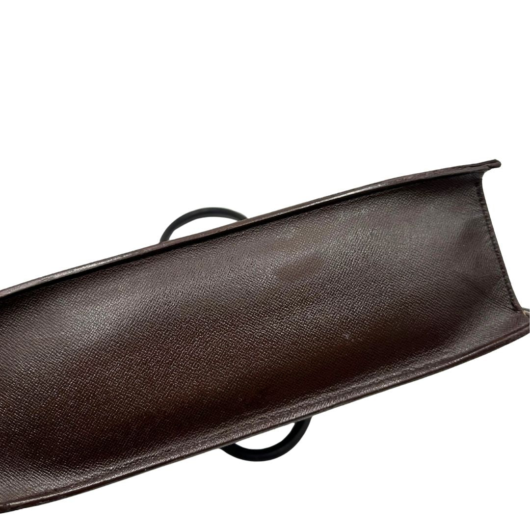 Base di una Sac Plat Louis Vuitton in canvas Damier Ébène con doppi manici stondati e parti metalliche dorate. Indossabile a mano. Dotata di dustbag.