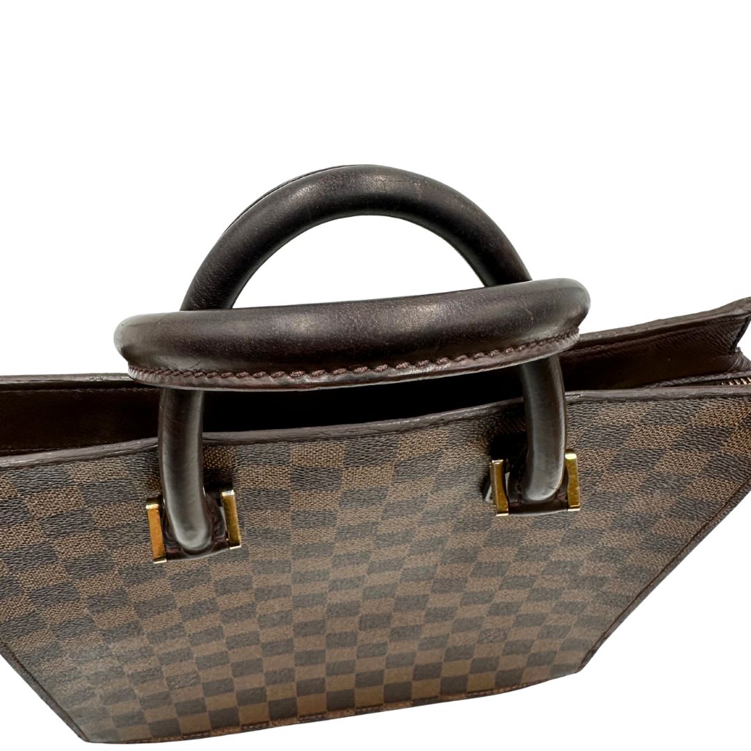 Manici di una Sac Plat Louis Vuitton in canvas Damier Ébène con doppi manici stondati e parti metalliche dorate. Indossabile a mano. Dotata di dustbag.
